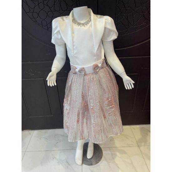 صورة طقم تيور لمعة لحمي بفيونكة كبيرة وأكمام مبتكرة واكسسوار رقبة - M3793 ملحوظة تم تغيير شكل الفيونكة الى صغيره في الصور